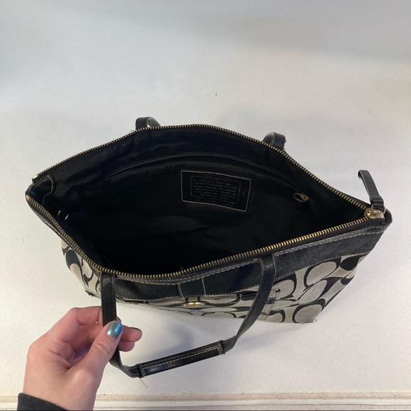 Classic Coach Shoulder Purse 16x10x6 - Picture 7 of 14